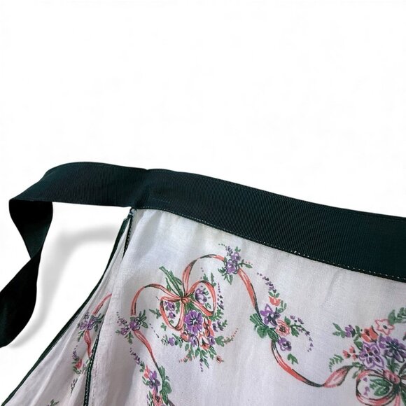 Vintage Hanky Apron – Floral Print – Sheer Cotton – Ruffled – 1950s - Picture 5 of 7